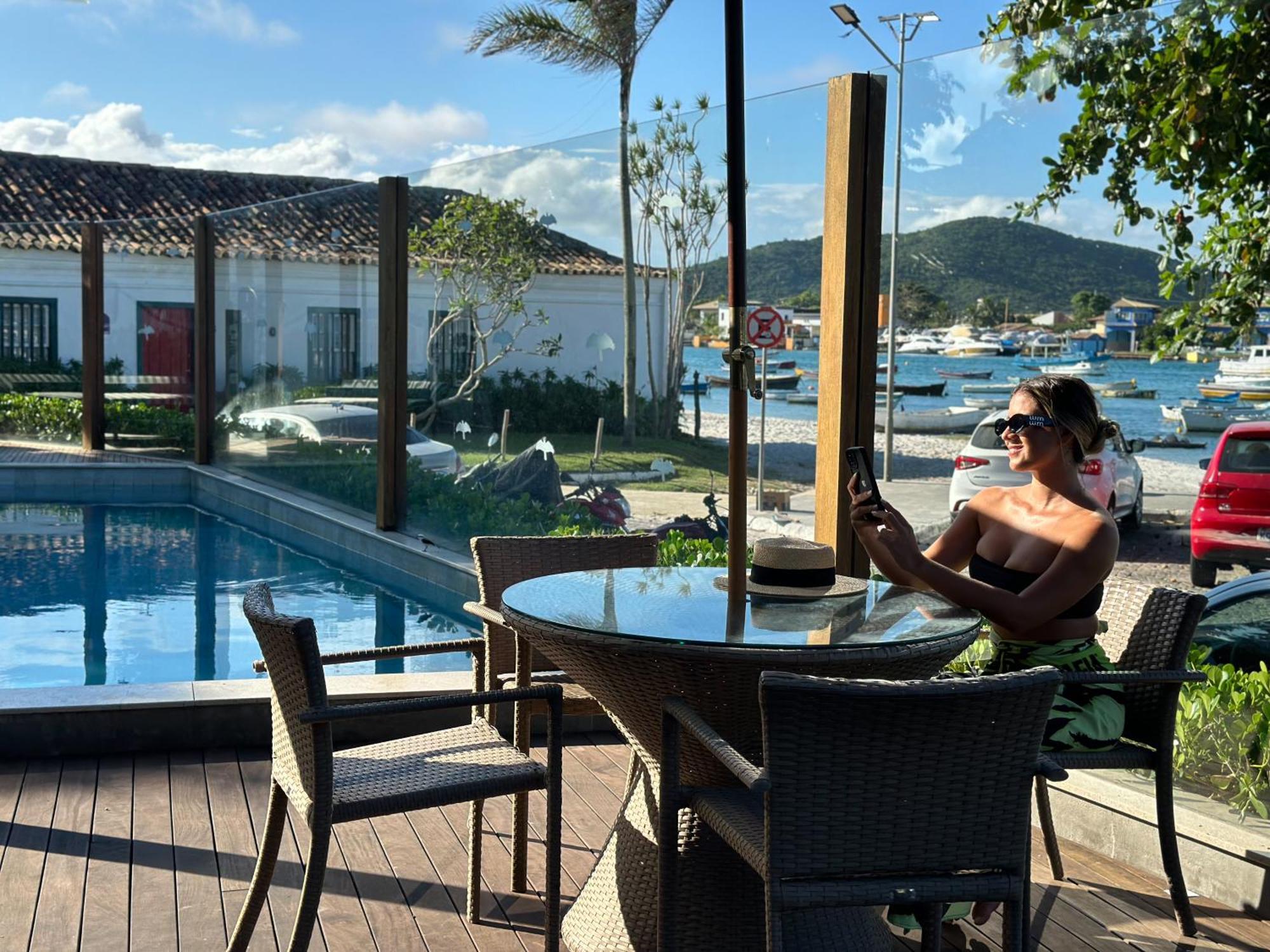 Passagem Concept Hotel E Spa Cabo Frio Exterior photo A woman using a mobile phone in a hotel in Brazil
